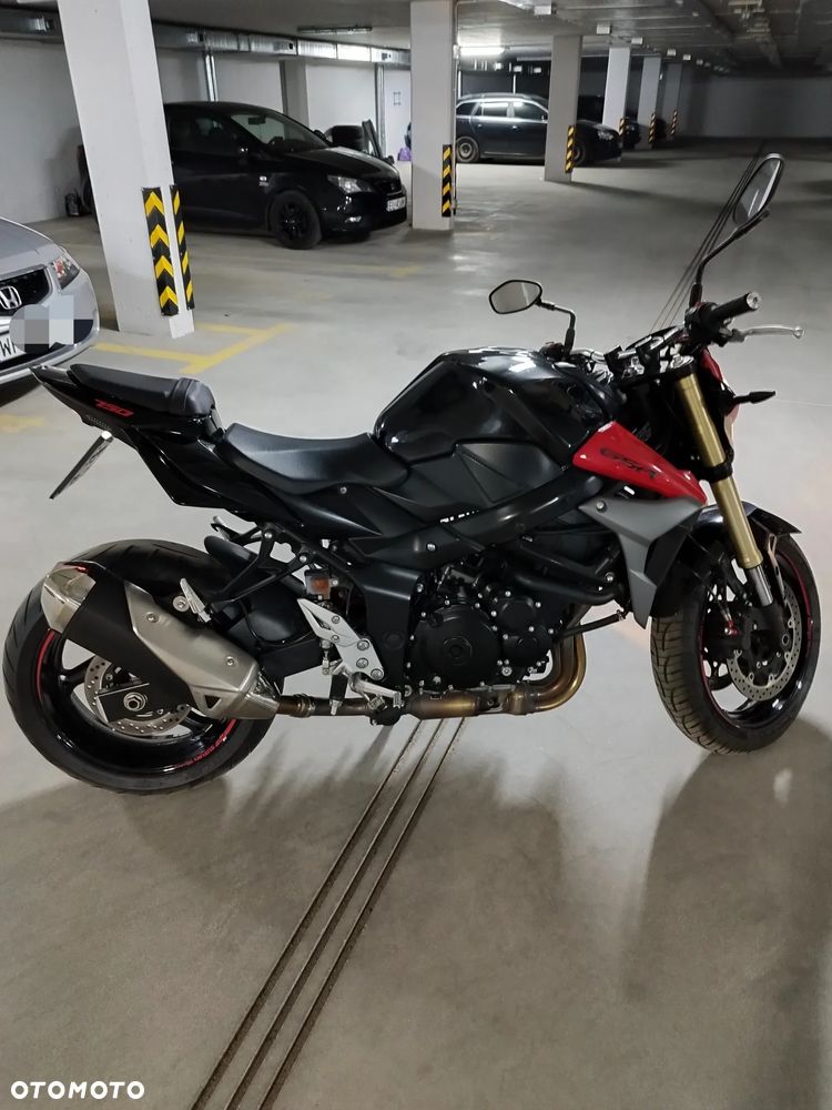 Suzuki GSR - 2