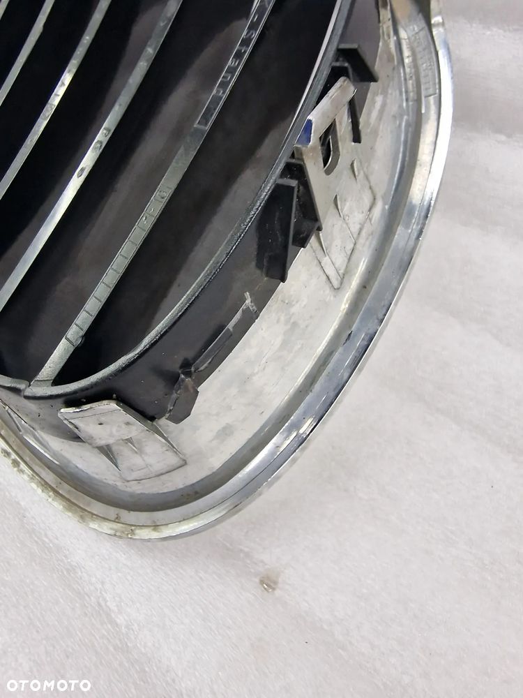 BMW E60 / E61 LEWA NERKA / ATRAPA / GRILL PRZEDNI PRZÓD CHROM , NR 51137065701 , NR AUKCJI GL201 - 10