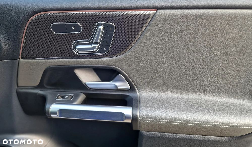 Mercedes-Benz GLB - 13