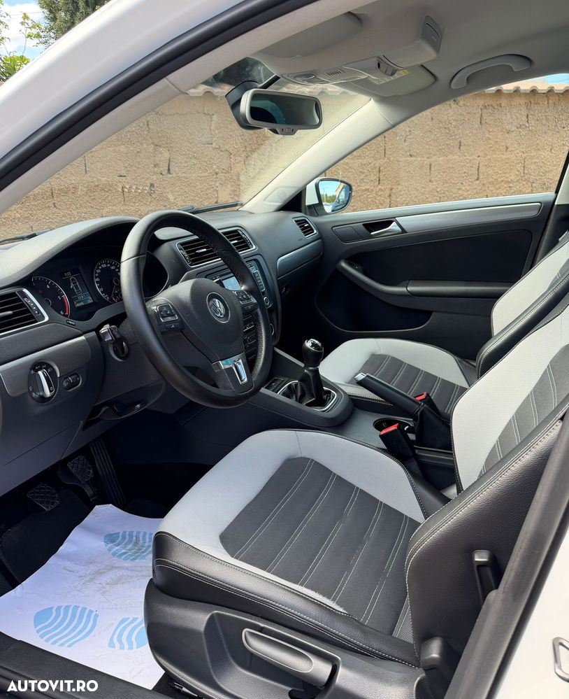 Volkswagen Jetta 2.0 TDI Highline - 7