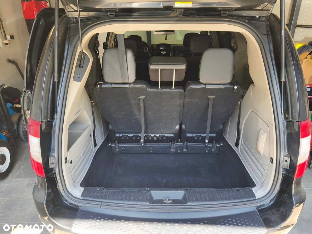 Chrysler Town & Country - 6