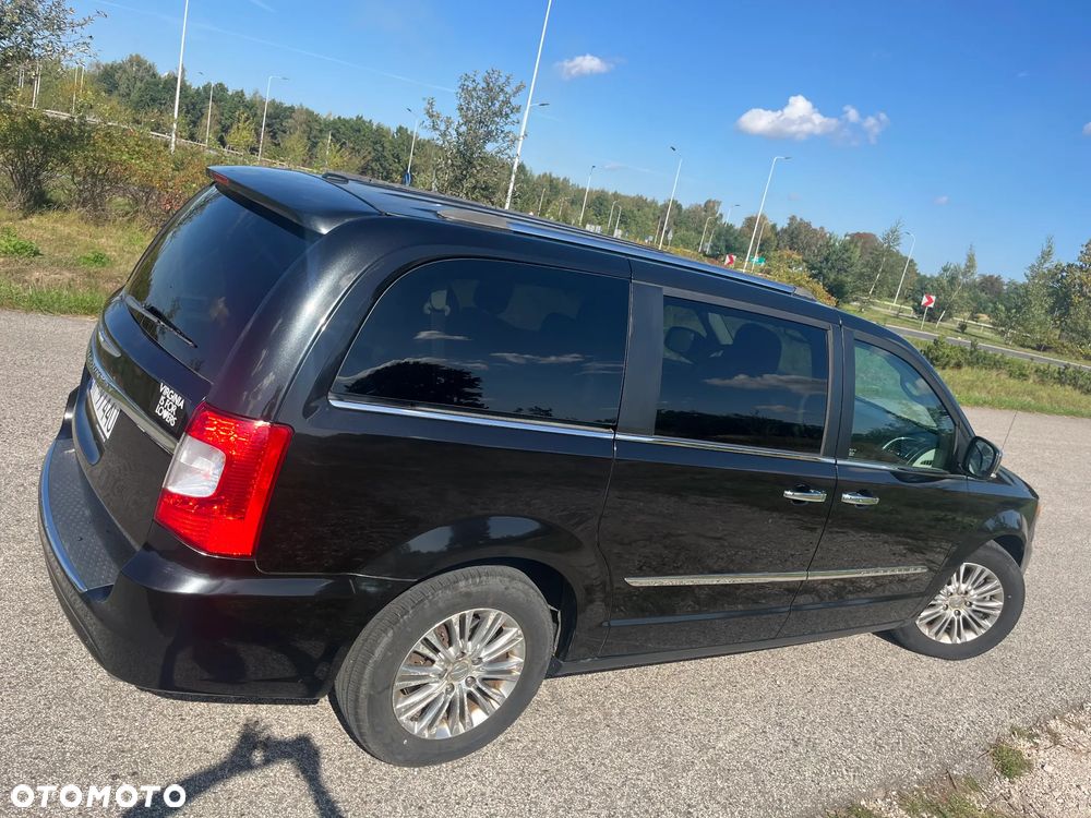 Chrysler Town & Country - 6