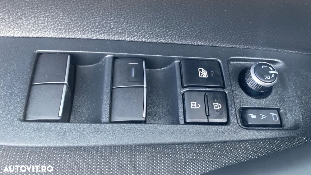 Toyota Corolla 1.8 HSD Business - 11