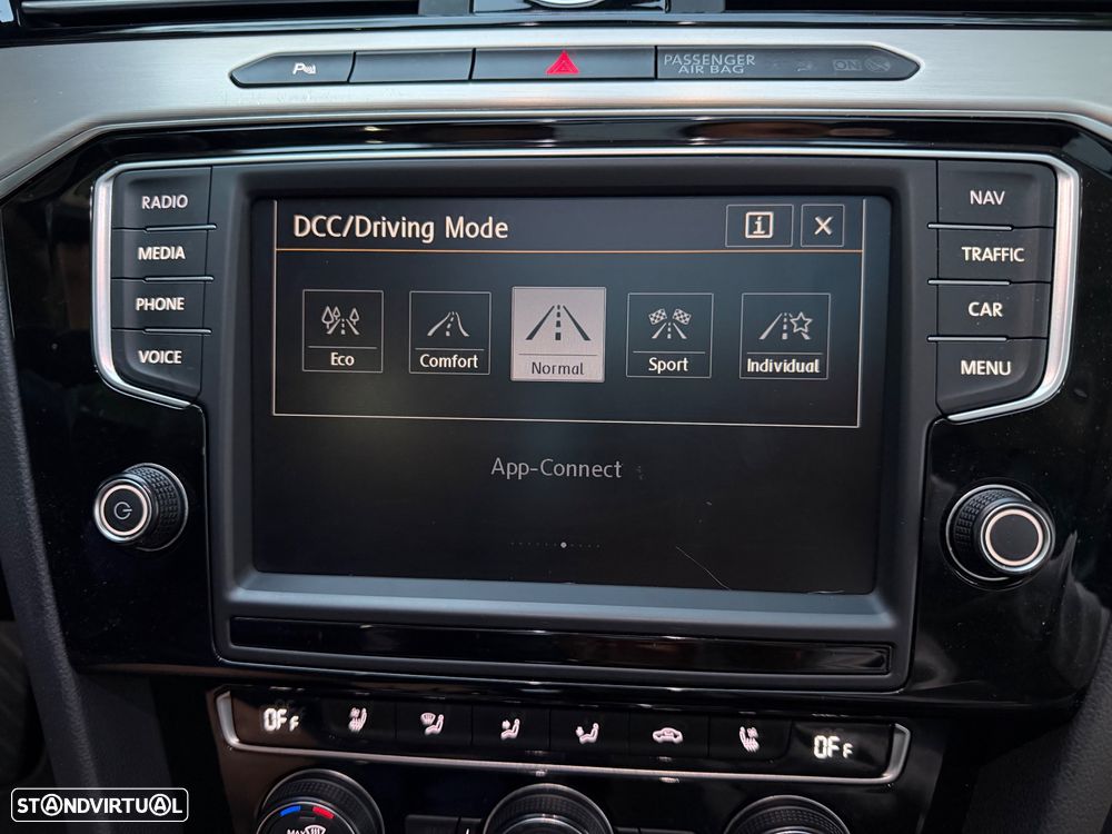 VW Passat Variant 2.0 TDI Highline DSG 4Motion - 29