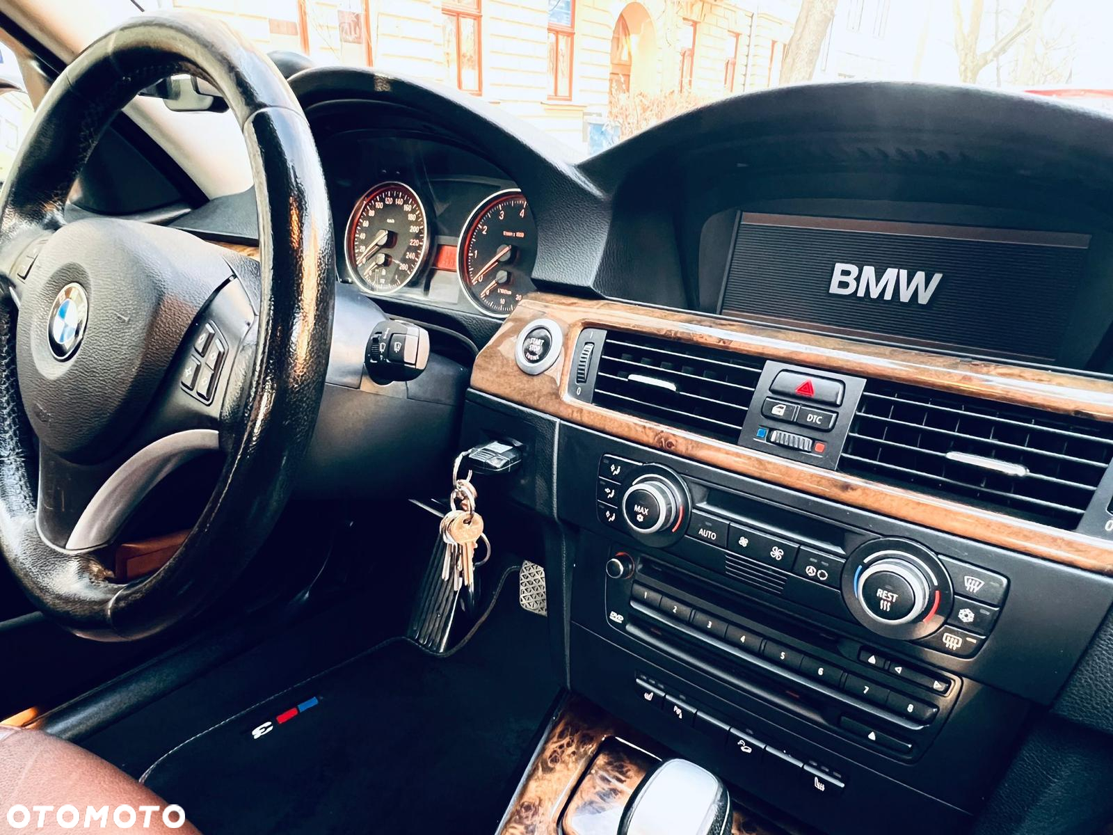 BMW Seria 3 325i xDrive Touring - 16