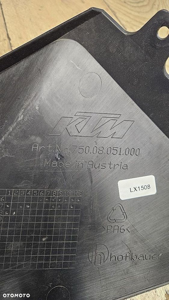 Prawy bok osłona zbiornika KTM 690 Duke (2008-2011)  75008051000 - 7