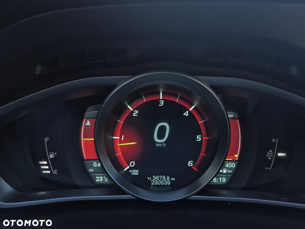 Volvo V40 D3 R Design - 8