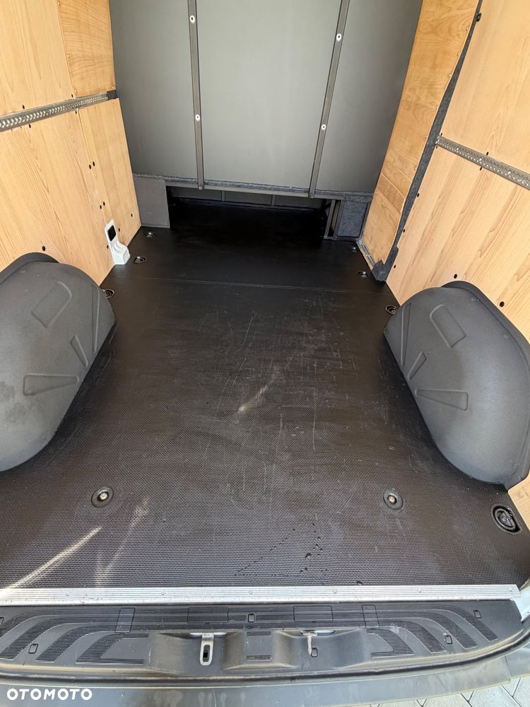 Mercedes-Benz Sprinter - 32