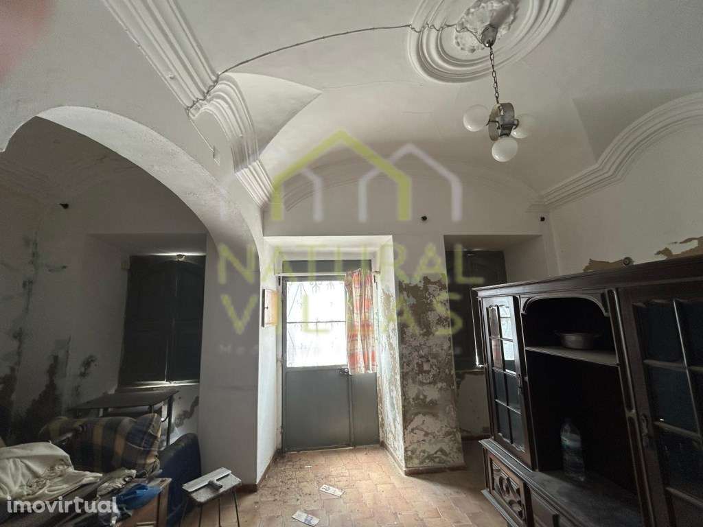 Prédio Tradicional e Vista Panorâmica no Centro de Estoi - Grande imagem: 5/13