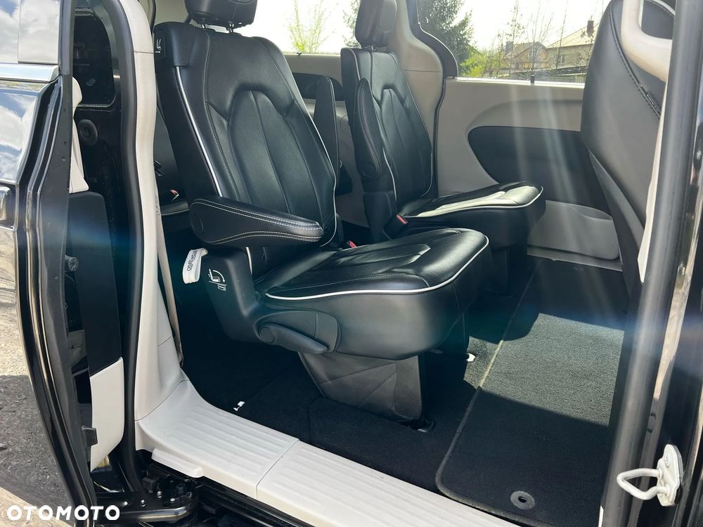 Chrysler Pacifica - 12