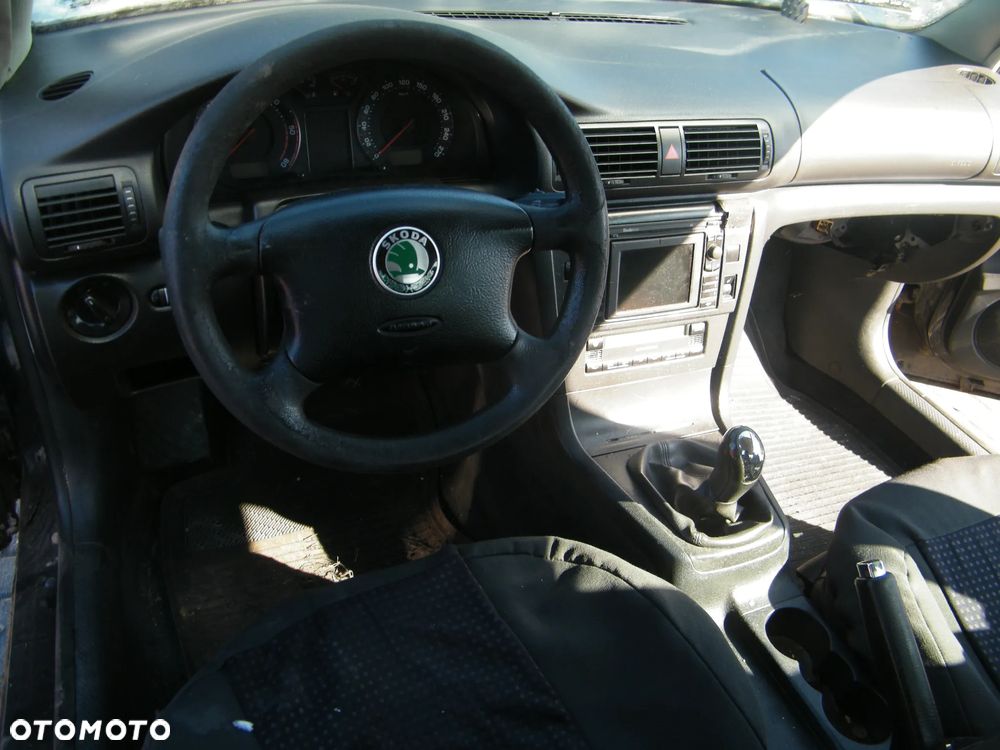 Skoda Superb I (02-05r.) 1.9 TDI 100KM. Silnik AVB Skrzynia EEN lakier LF7R. Cały na części. GWARANCJA !!!  Przód Tył Zestaw Komplet Drzwi Klapa Zderzak Błotnik Maska Grill Atrapa Szyba Pas Lampa Lusterko Boczki Fotel Kanapa Kokpit Deska Rozdzielcza Przełącznik Włącznik Sterownik Przewody Wiązka Instalacja Moduł Komputer Czujnik Listwa Pompa Alternator Wtryski Głowica Rozrusznik Kompresor Sprzęgło Dwumas Silnik Skrzynia ABS Klimatyzacji Paliwa Wspomagania Kolektor Turbina Przepustnica Zawór Chłodnica Koło Hak Belka Sanki Zawieszenie Mcpherson Półoś Amortyzator Wydech Tłumik Zacisk Most - 9