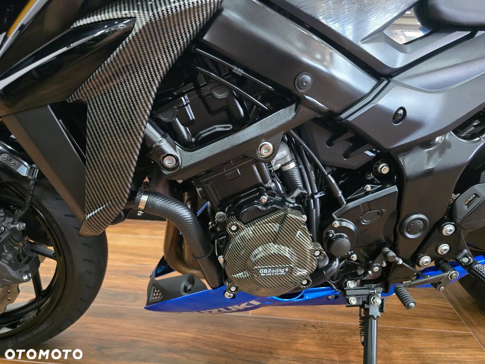 Suzuki GSX - 26