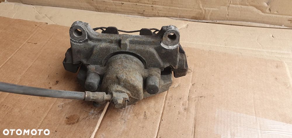 Zacisk hamulcowy prawy przód VW Passat B6 - 7