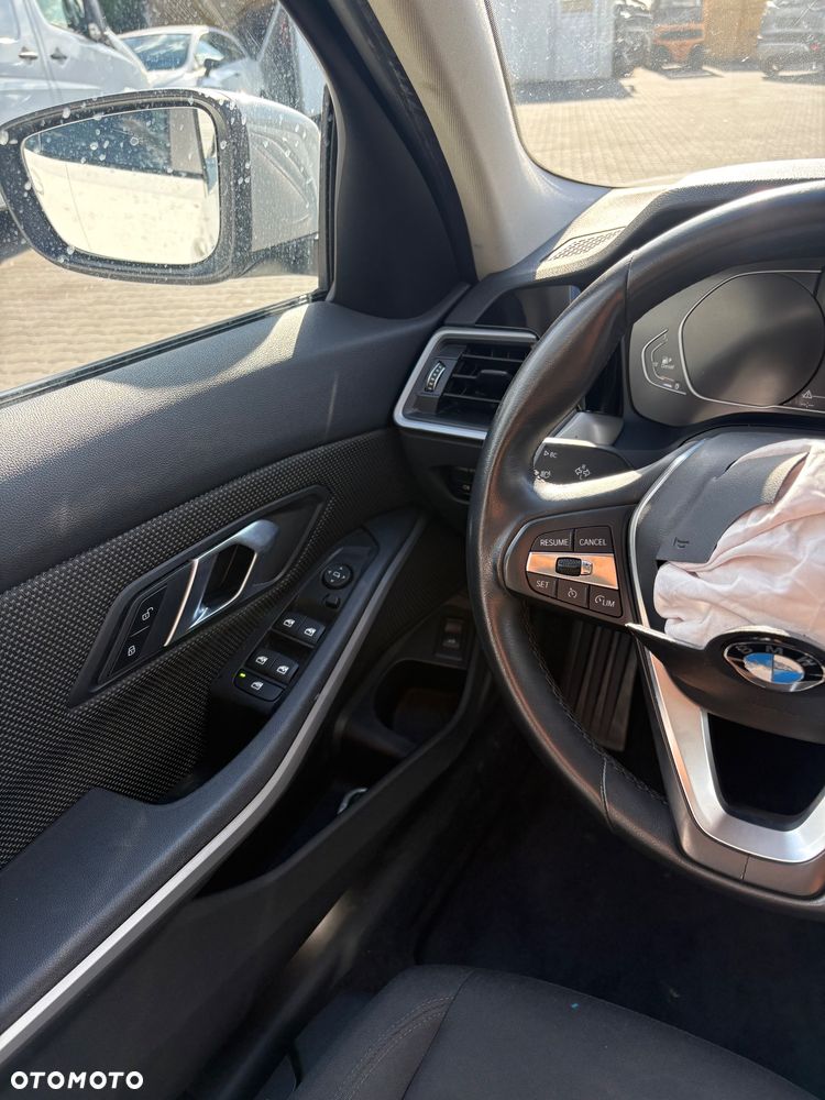 BMW Seria 3 316d mHEV - 13
