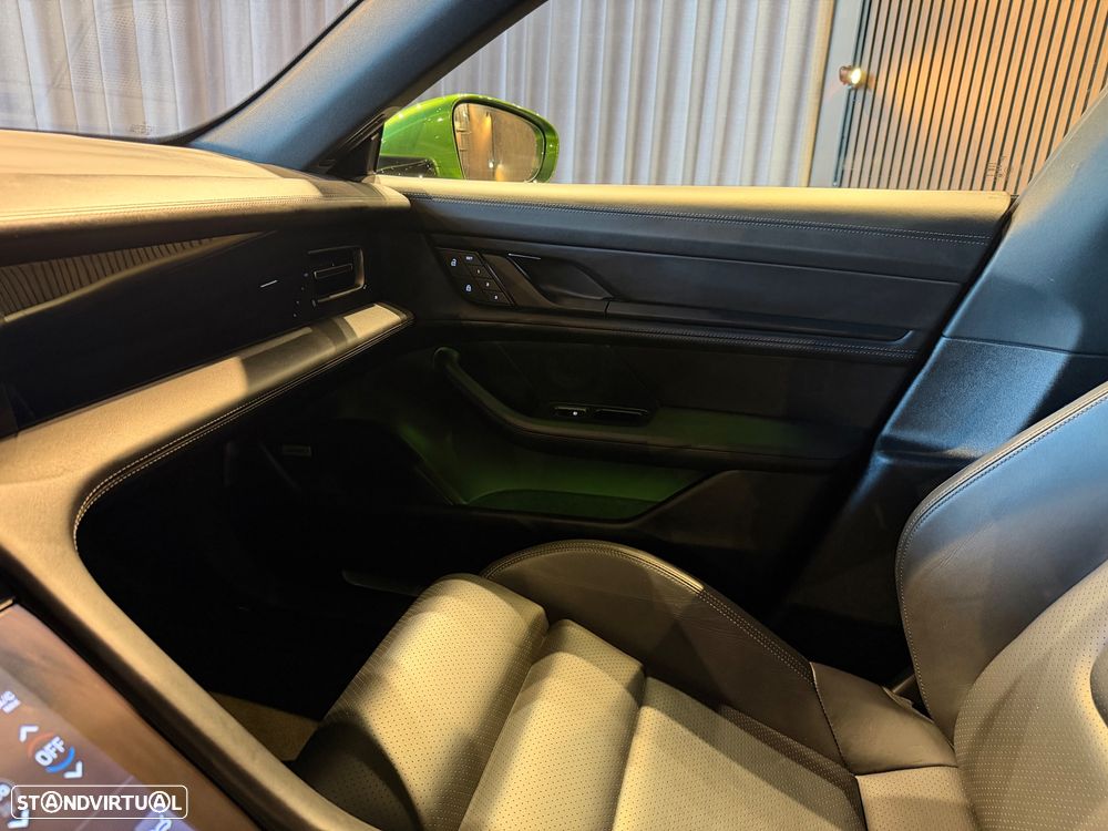 Porsche Taycan Cross Turismo 4S - 28