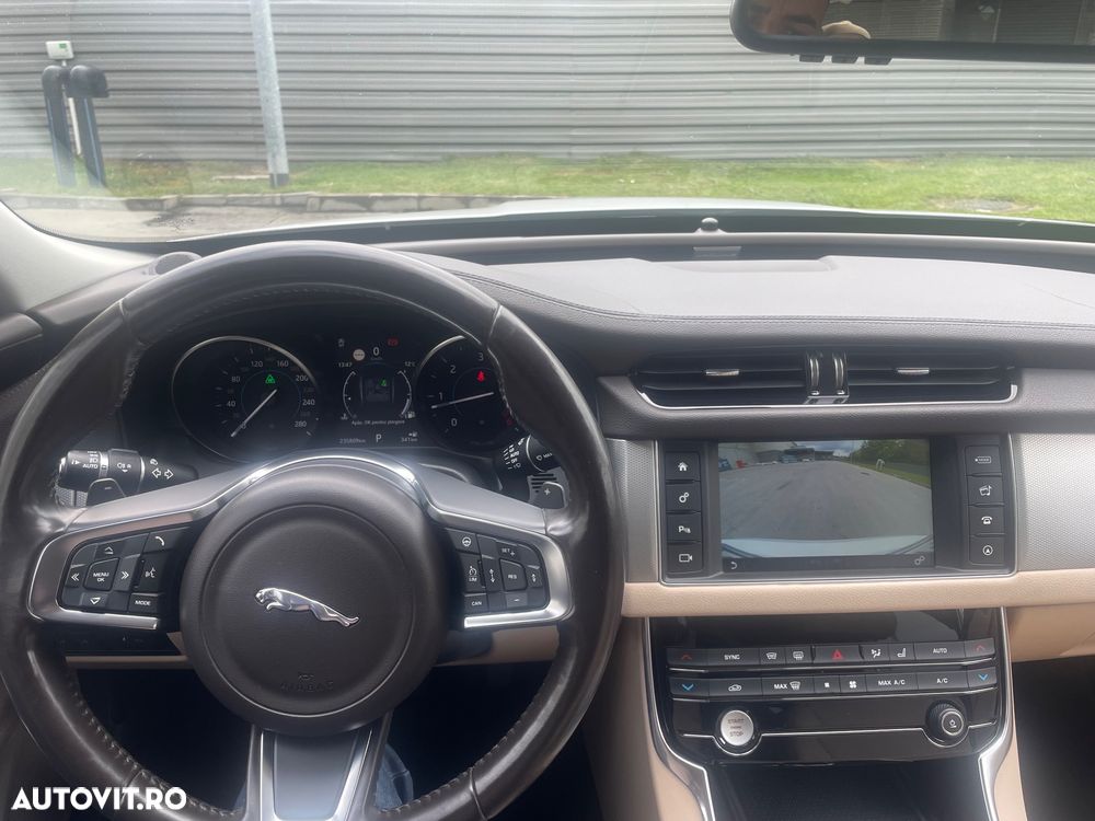 Jaguar XF 20d AWD Portfolio - 9