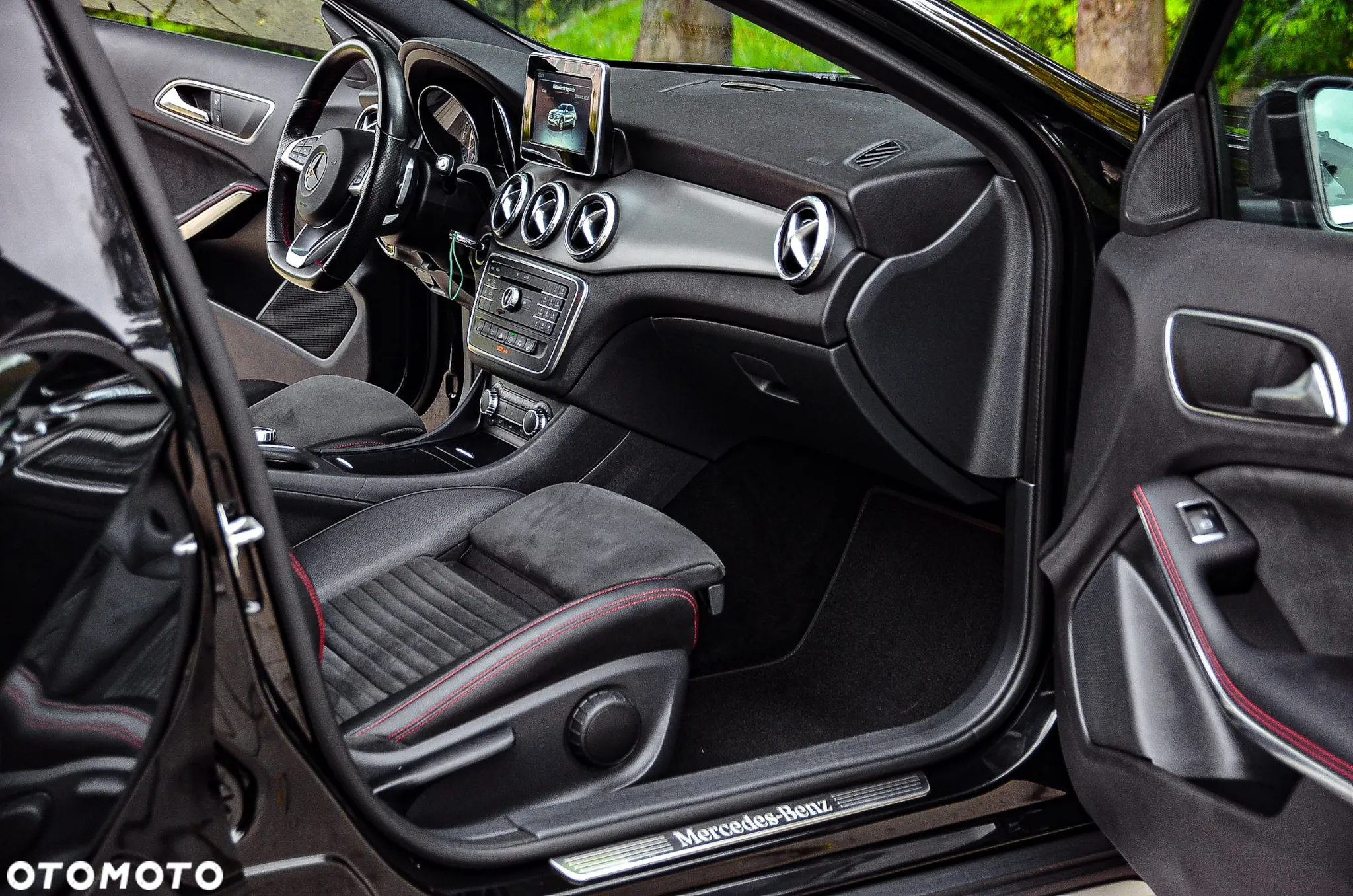 Mercedes-Benz GLA 180 7G-DCT AMG Line - 32