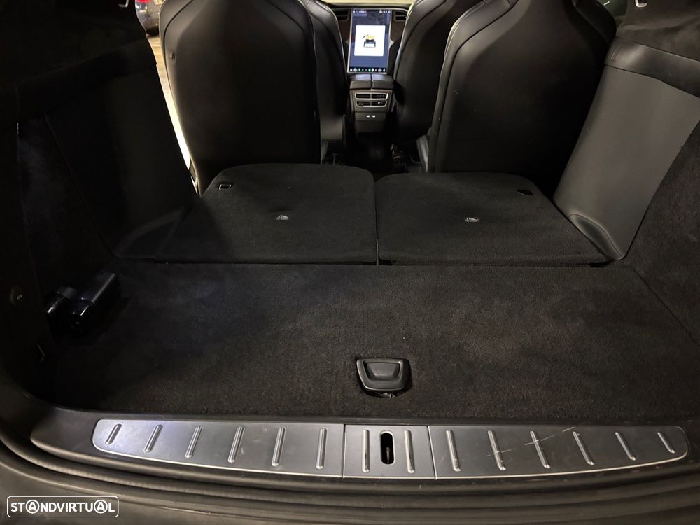 Tesla Model X 90D - 10