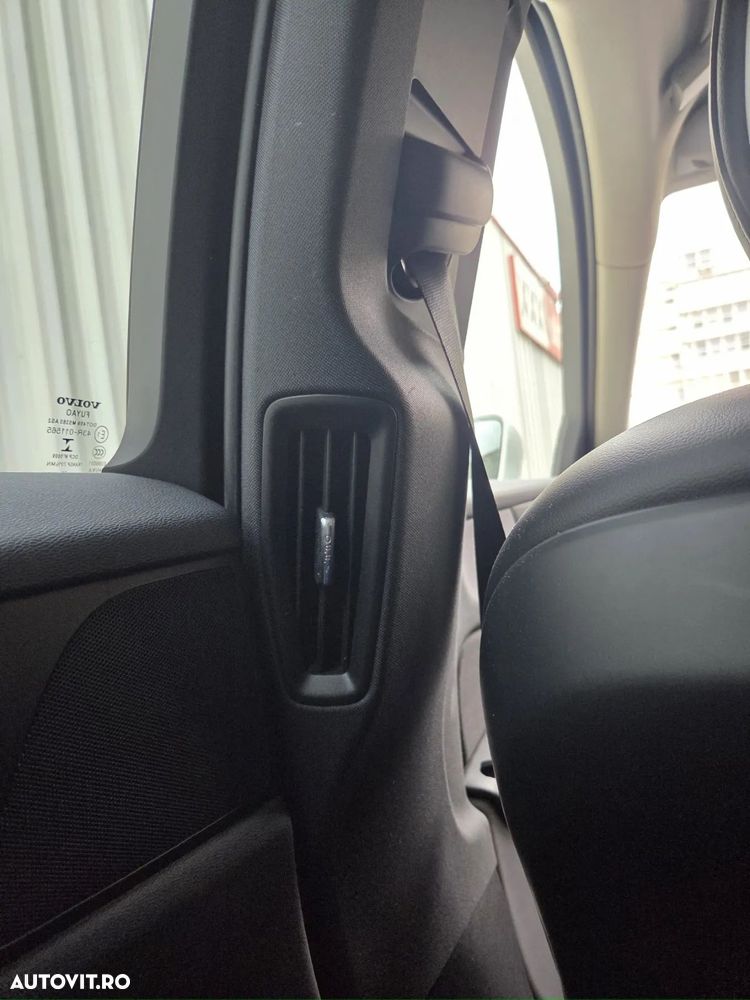 Volvo V60 B4 MHEV AT8 FWD Momentum Pro - 24