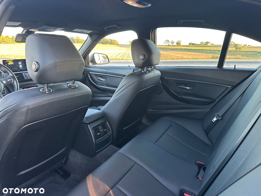 BMW Seria 3 320i - 23