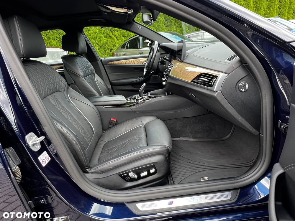 BMW Seria 5 M550i xDrive - 25
