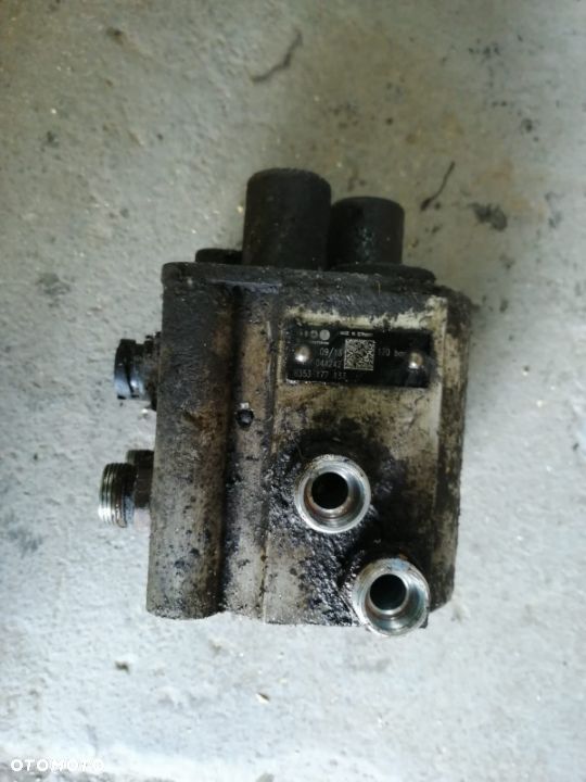 Rozdzielacz hydrauliczny 8353177133 / 8353900106 do samochodu ciężarowego - 1