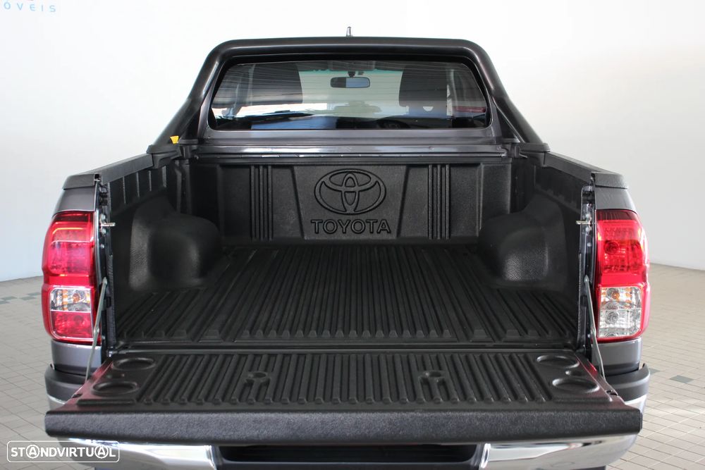 Toyota HILUX 2.4 D-4D 4WD CE Trial 3L - 16