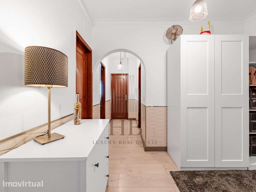 Apartamento T2 Renovado com Arrecadação | Vale Flores | Sintra