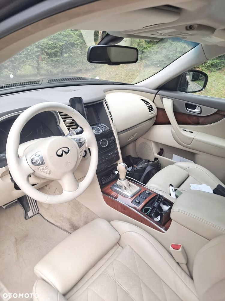 Infiniti QX70 - 11