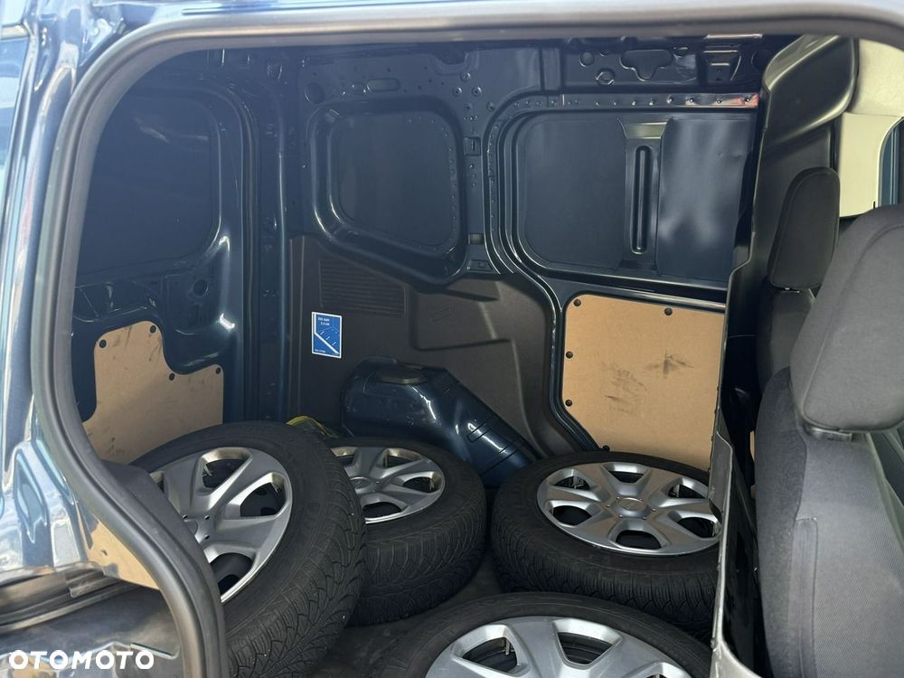 Ford Transit Courier - 12