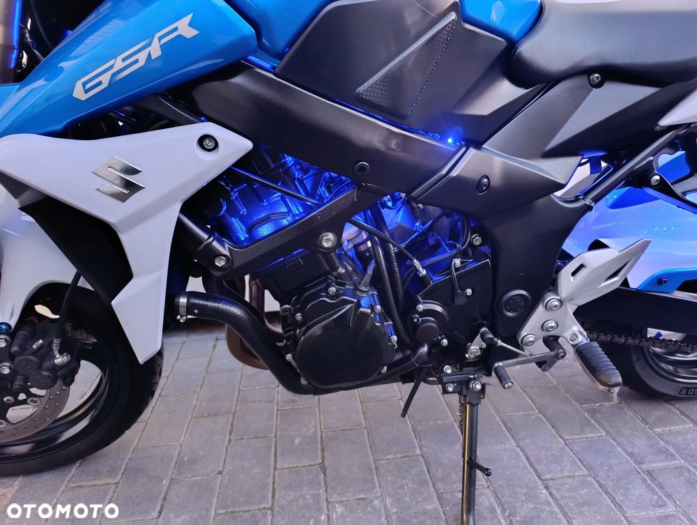 Suzuki GSR - 36