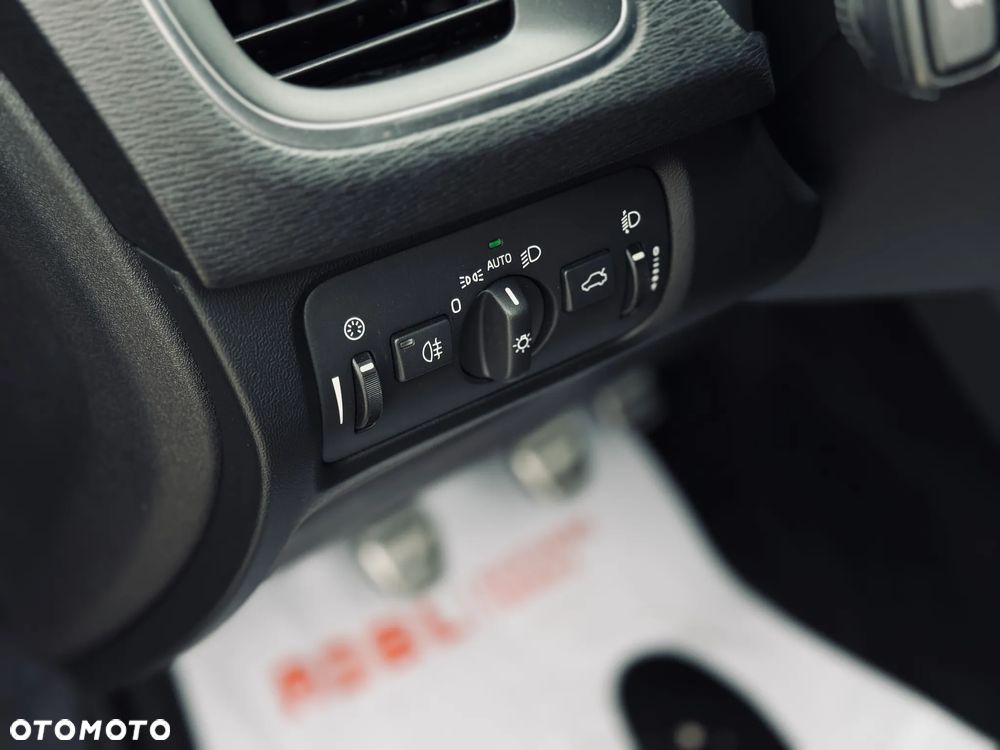 Volvo V40 D2 Drive-E R-Design Momentum - 27