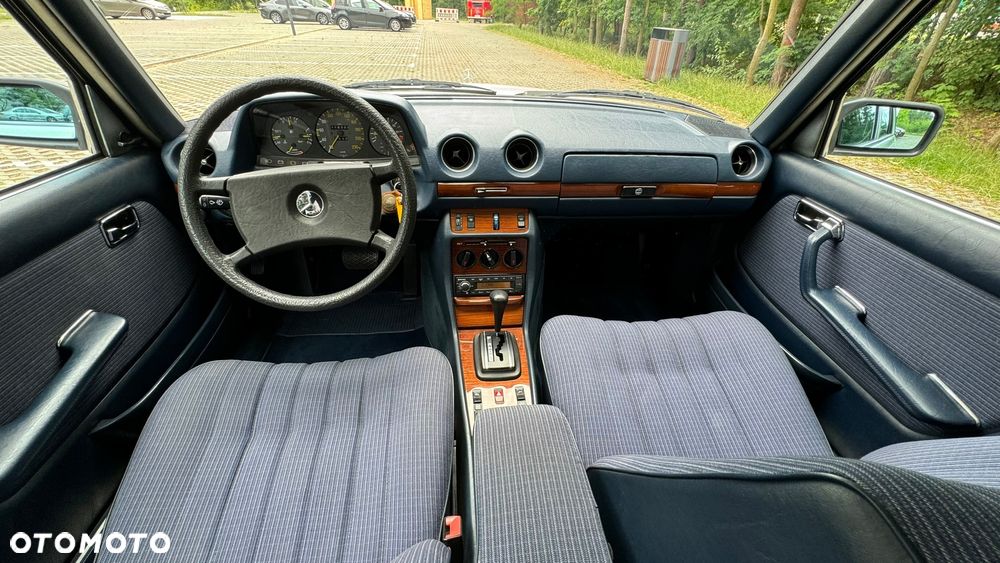 Mercedes-Benz W123 - 15