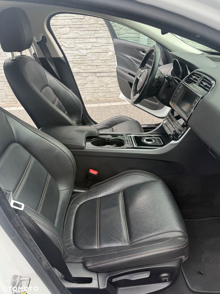 Jaguar XE 2.0 D Prestige - 21