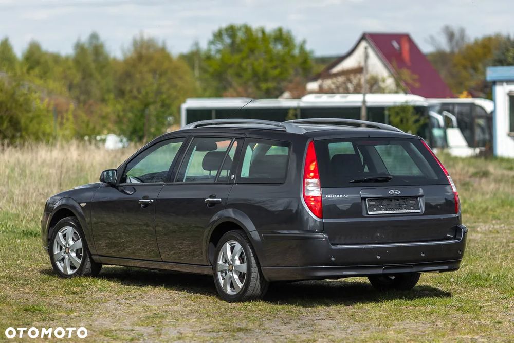Ford Mondeo 1.8 Ghia - 11