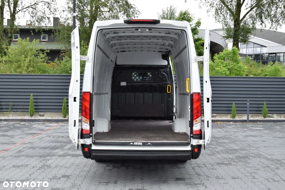 Iveco DAILY MAXI 35S16 / 2.3 - 160 KM / AUTOMAT HI-MATIC / NOWY MODEL / 3 OSOBY / DOSTAWCZE / BLASZAK / KLIMA / CZUJNIKI COFANIA / NISKI PRZEBIEG / 2022 / SERWISOWANY / Z NIEMIEC - 19