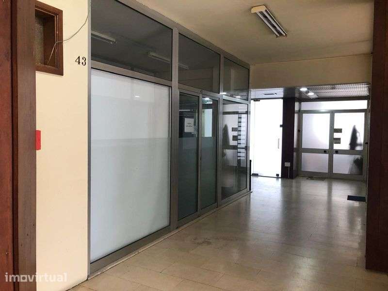 Arrenda-se  loja na Rua Professor Bento de Jesus Caraça, 43 - Grande imagem: 3/12