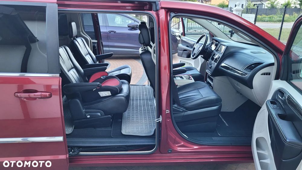 Chrysler Town & Country - 10