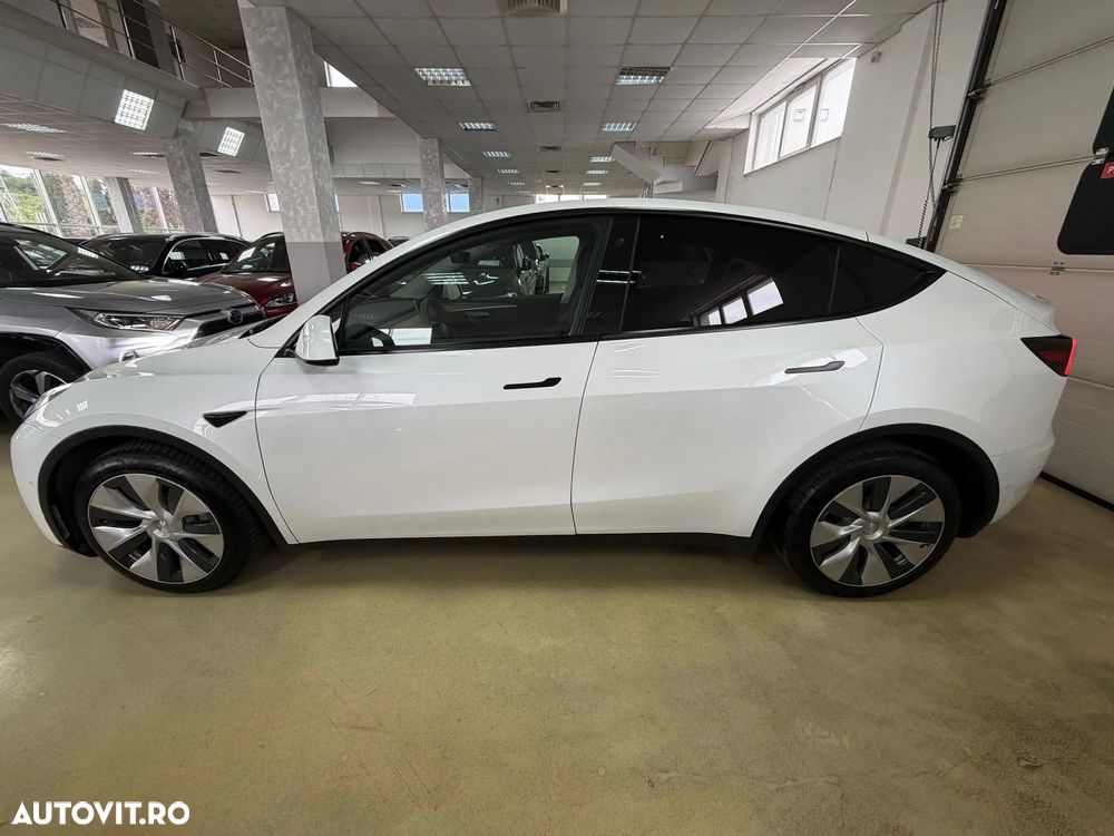 Tesla Model Y - 12