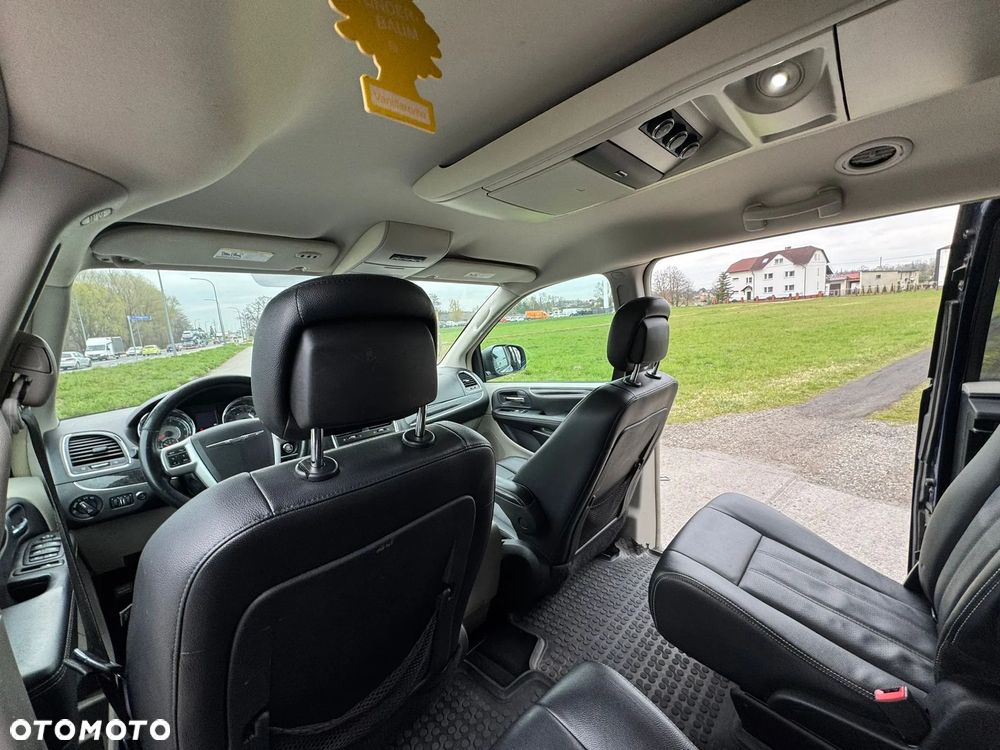 Chrysler Town & Country - 14