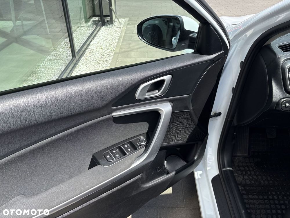 Kia Ceed - 10