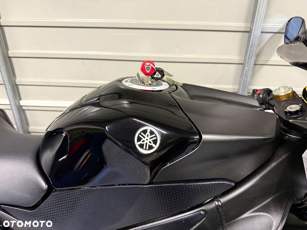 Yamaha R1 - 18