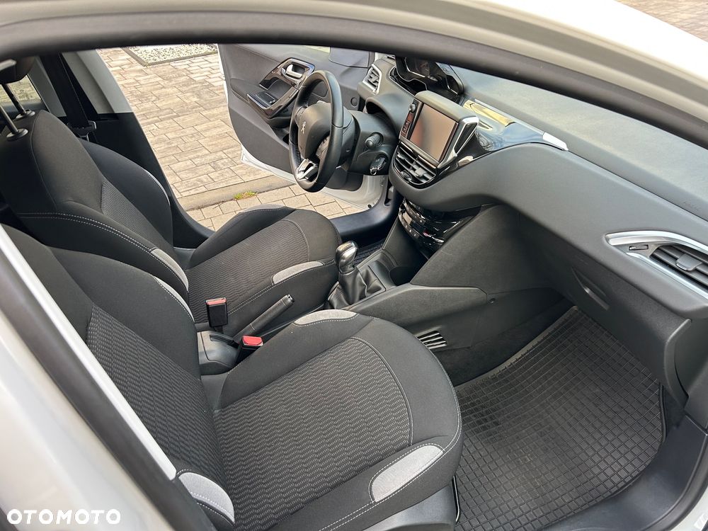 Peugeot 208 1.2 PureTech Style - 19