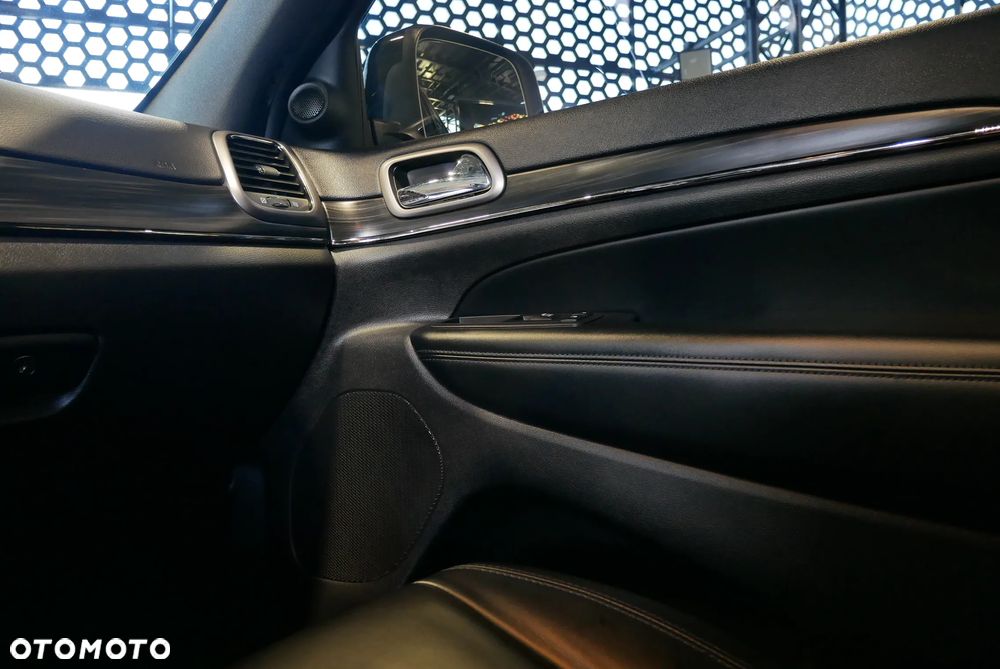 Jeep Grand Cherokee - 26