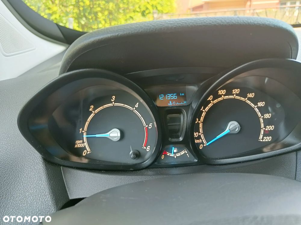 Ford Transit Courier - 10