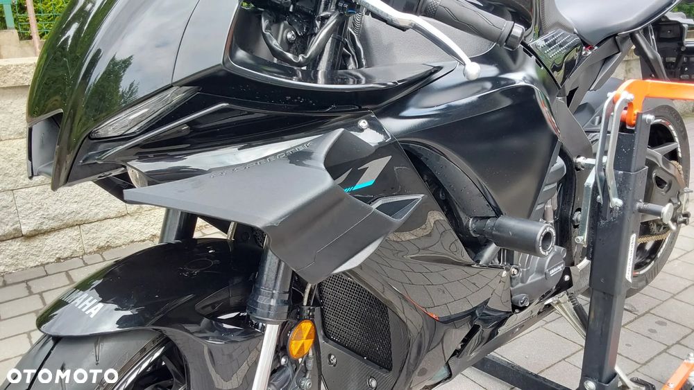 Yamaha R1 - 10