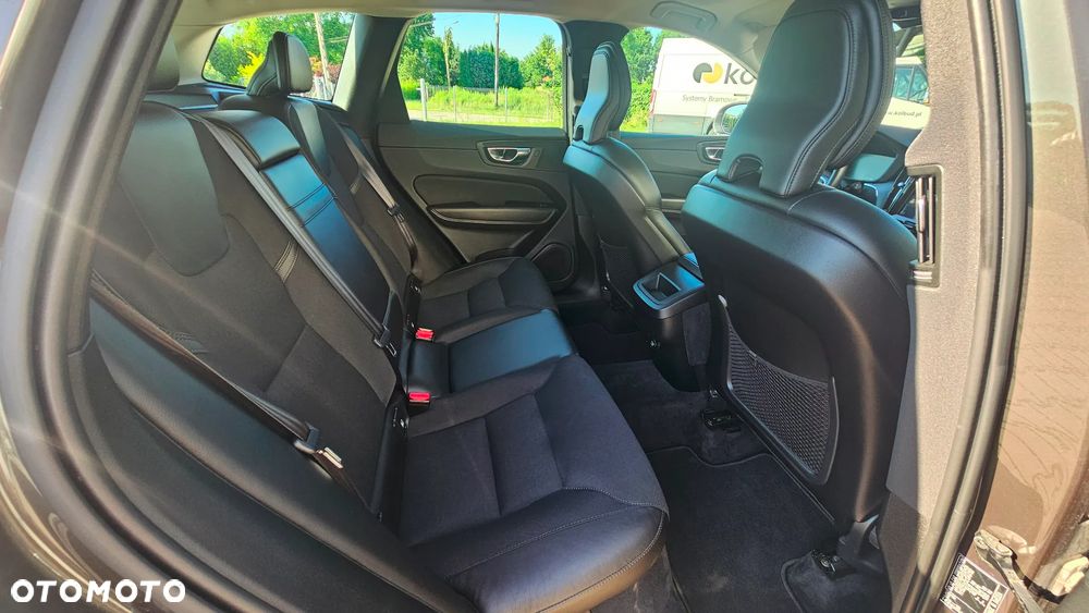 Volvo XC 60 T5 GPF AWD Momentum - 24