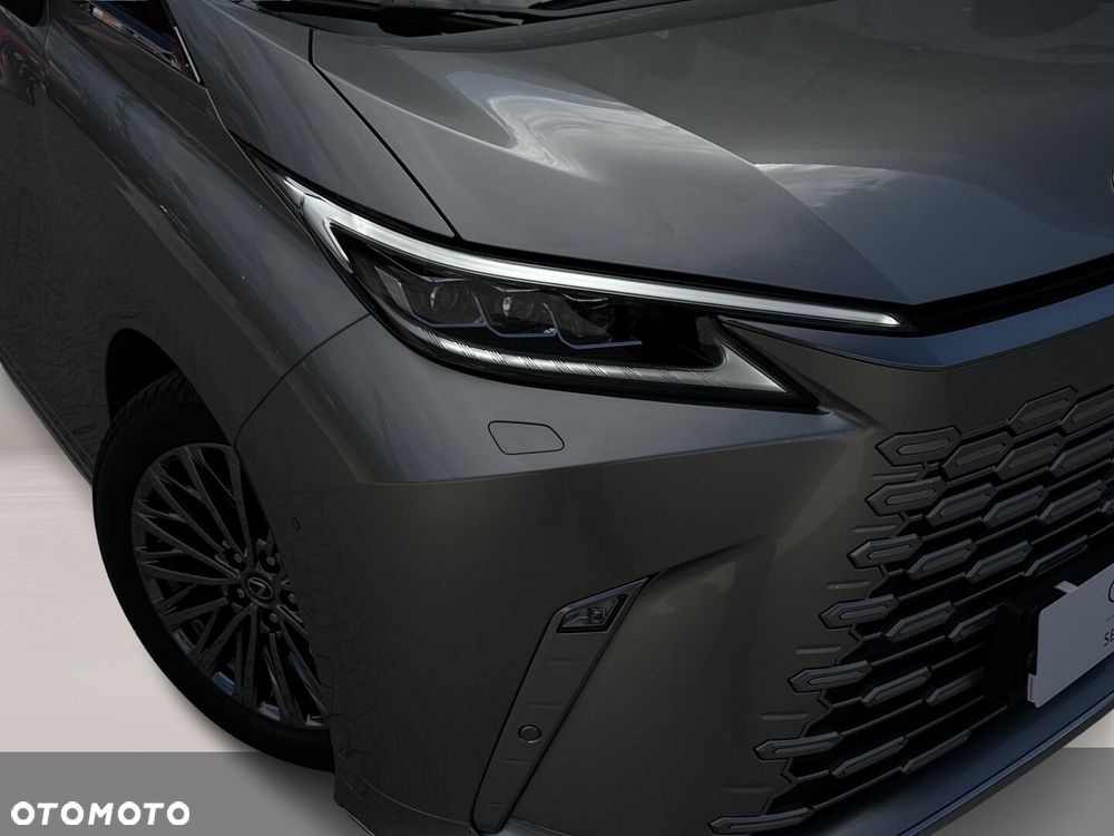 Lexus LM - 28