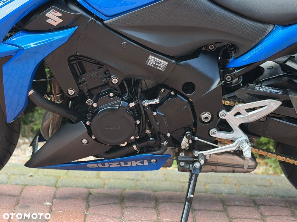 Suzuki GSX - 16