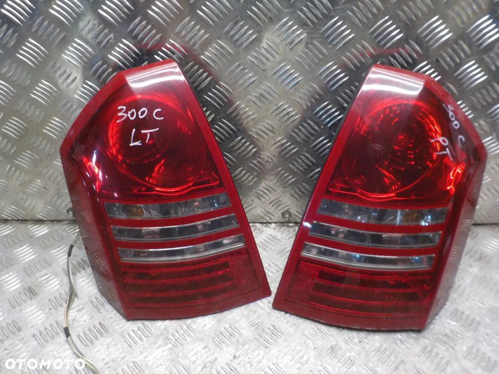 CHRYSLER 300C SEDAN LAMPA PRAWY LUB LEWY TYŁ - 1